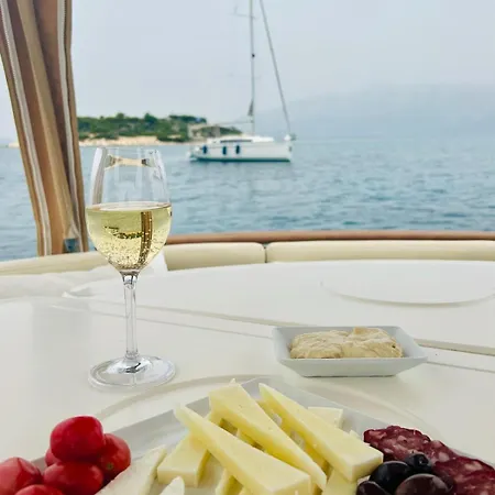 Ботель Starboard Charter *